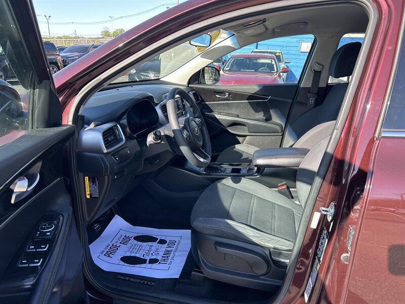Used 2017 Kia Sorento AWD image 8