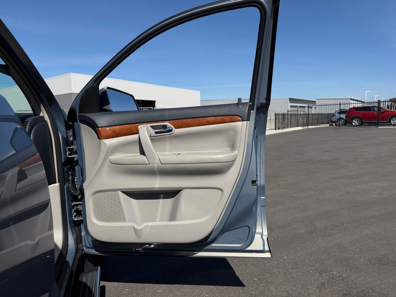 Used 2008 Saturn Outlook XR w/ Premium Trim Package image 16