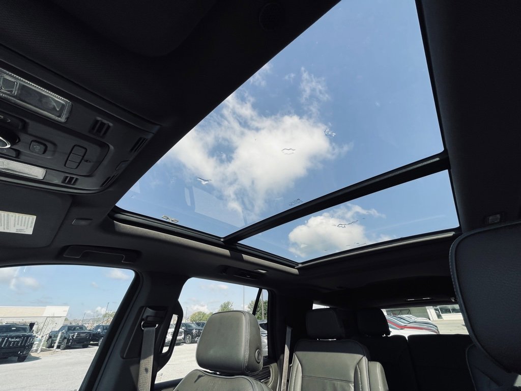 Used 2021 GMC Yukon Denali w/ Denali Premium Package image 19