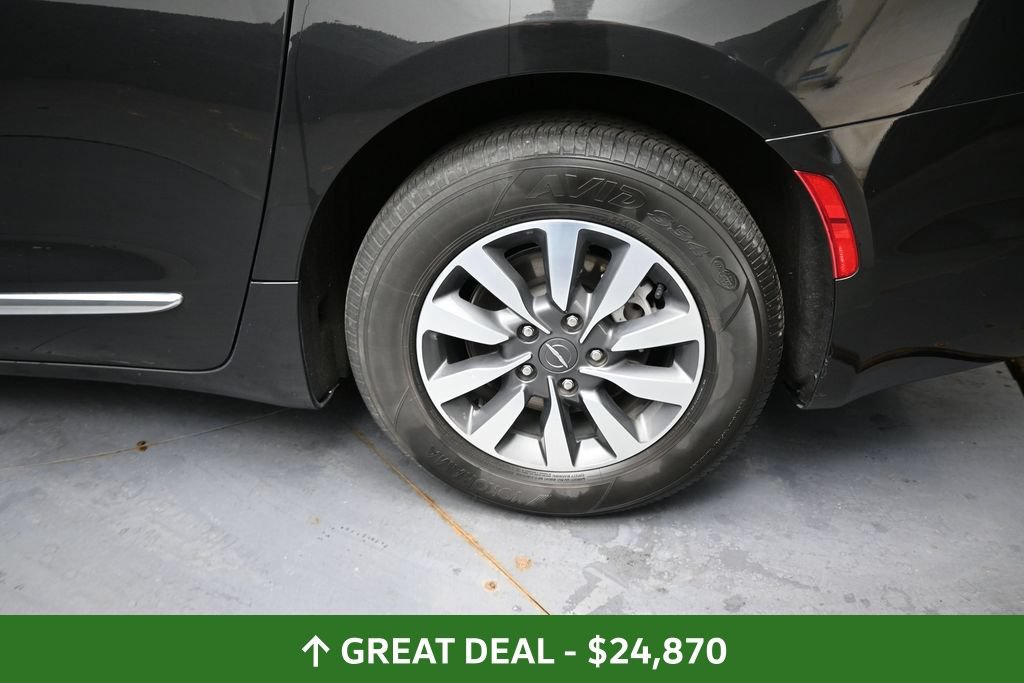 Used 2023 Chrysler Pacifica Limited FWD image 16
