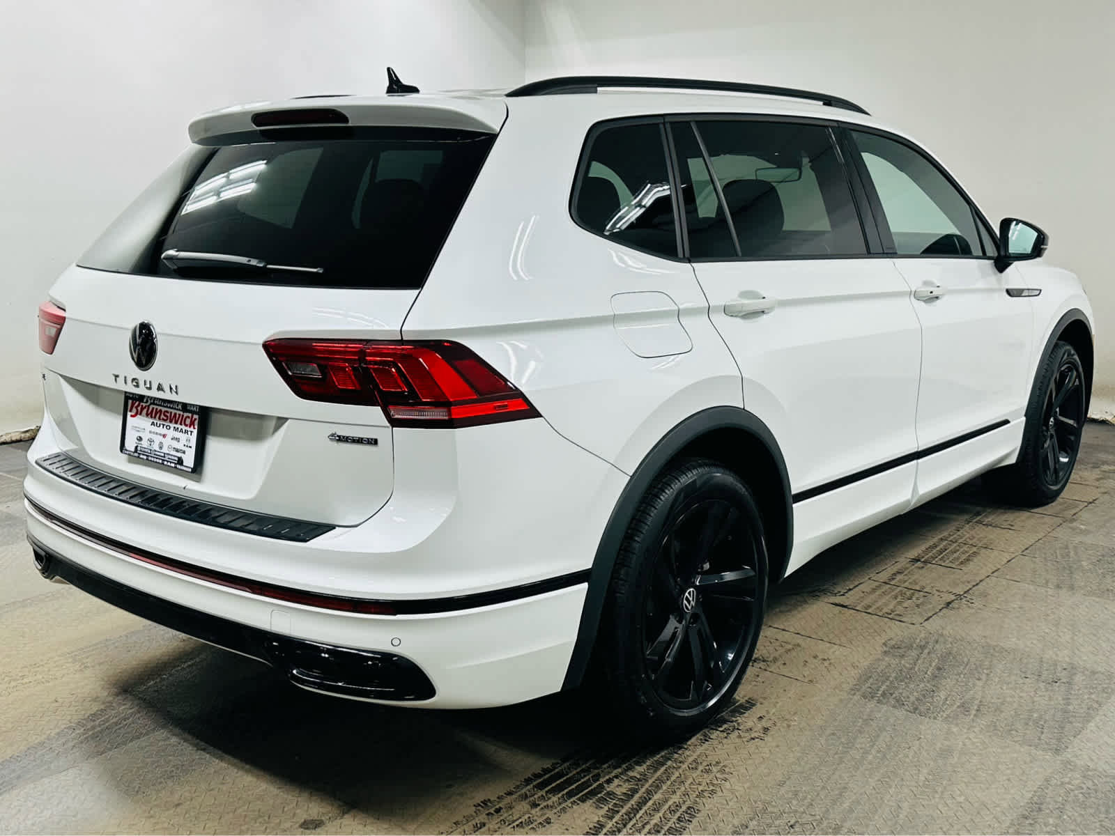 Certified 2024 Volkswagen Tiguan SE R-Line image 6