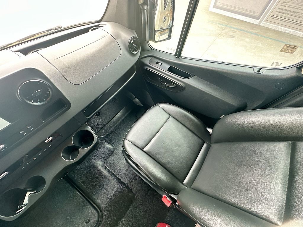 Used 2019 Freightliner Sprinter 144 image 11