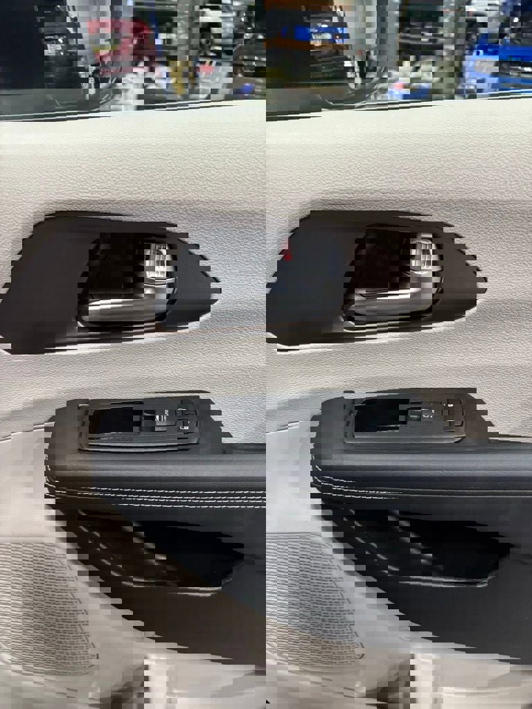 Used 2024 Chrysler Voyager LX image 21