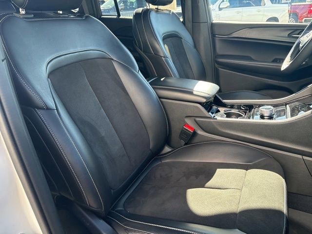 Used 2023 Jeep Grand Cherokee Altitude image 23