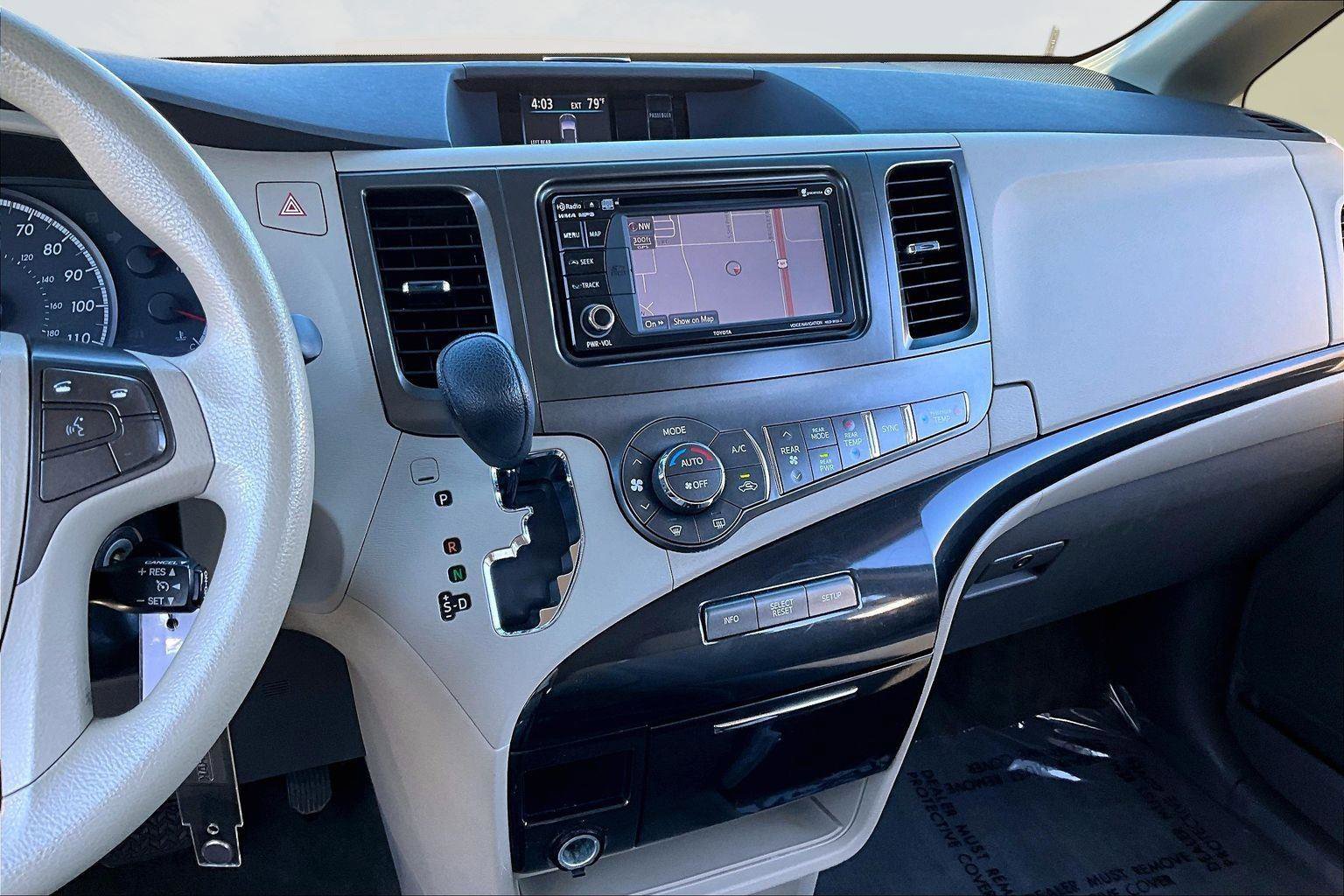 Used 2013 Toyota Sienna LE w/ Towing Pkg image 6