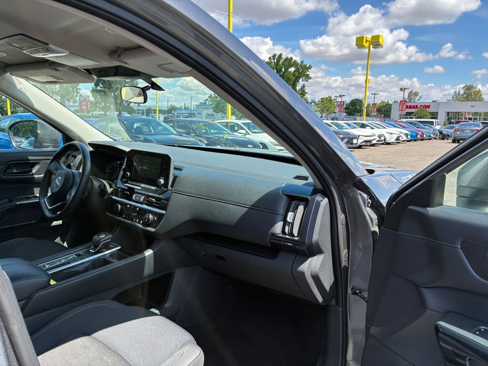 Used 2025 Nissan Pathfinder SV FWD image 38