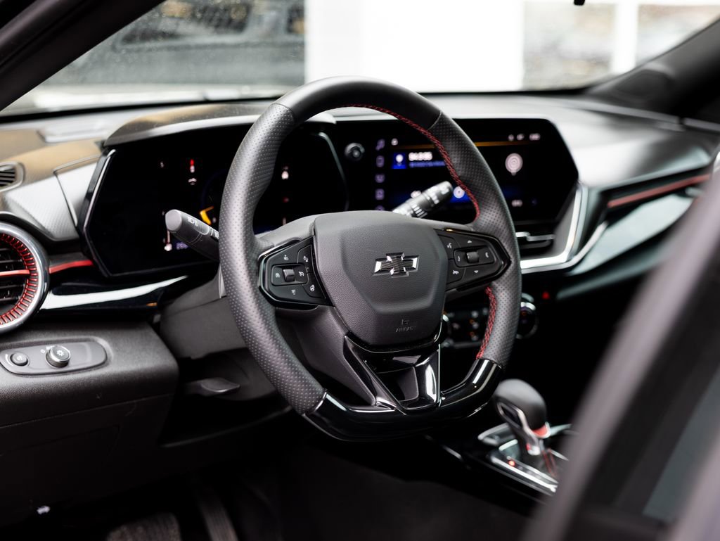 Used 2025 Chevrolet Trax RS w/ Sunroof Package image 16