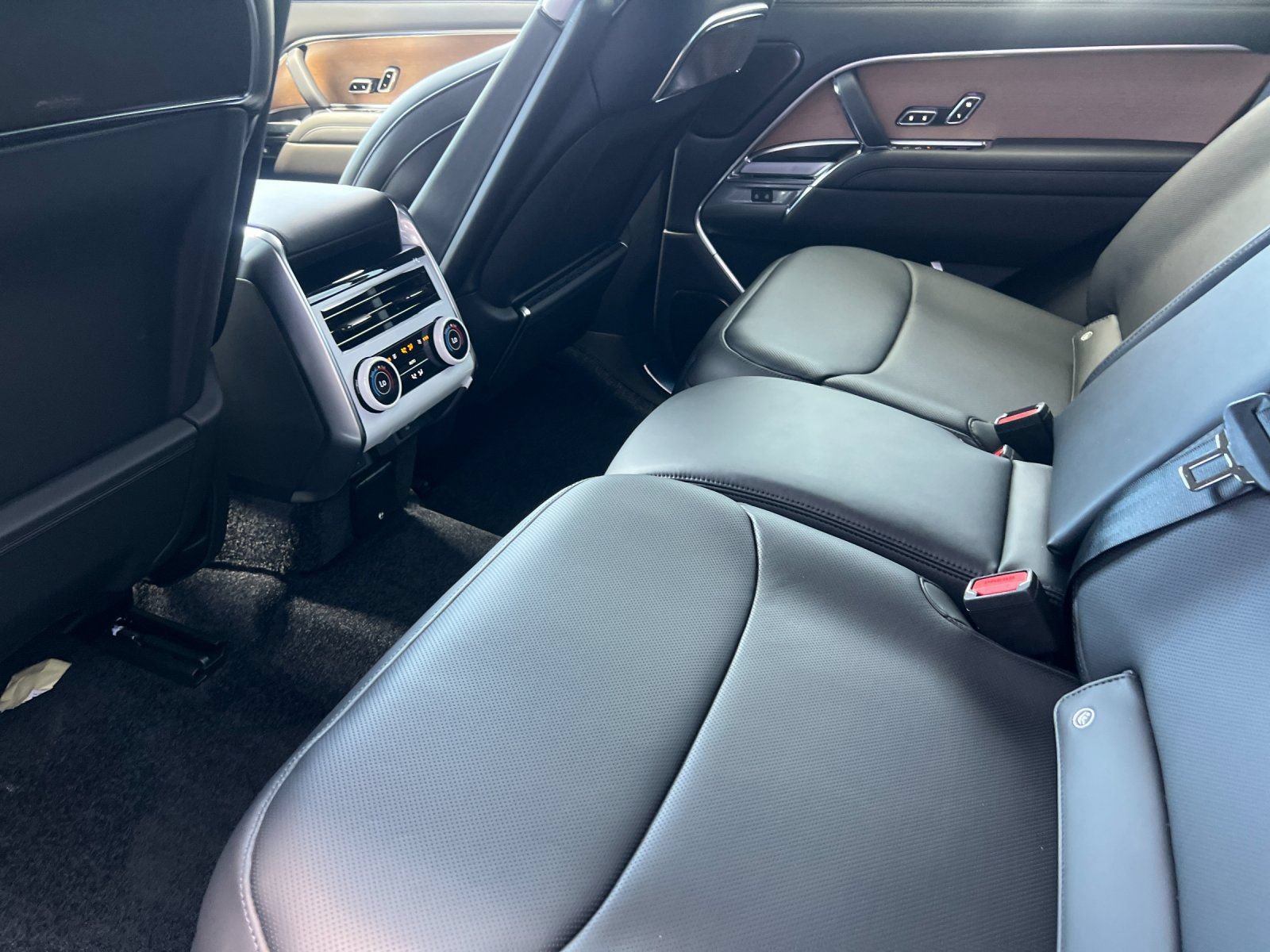 New 2026 Land Rover Range Rover SV AWD/4WD image 12