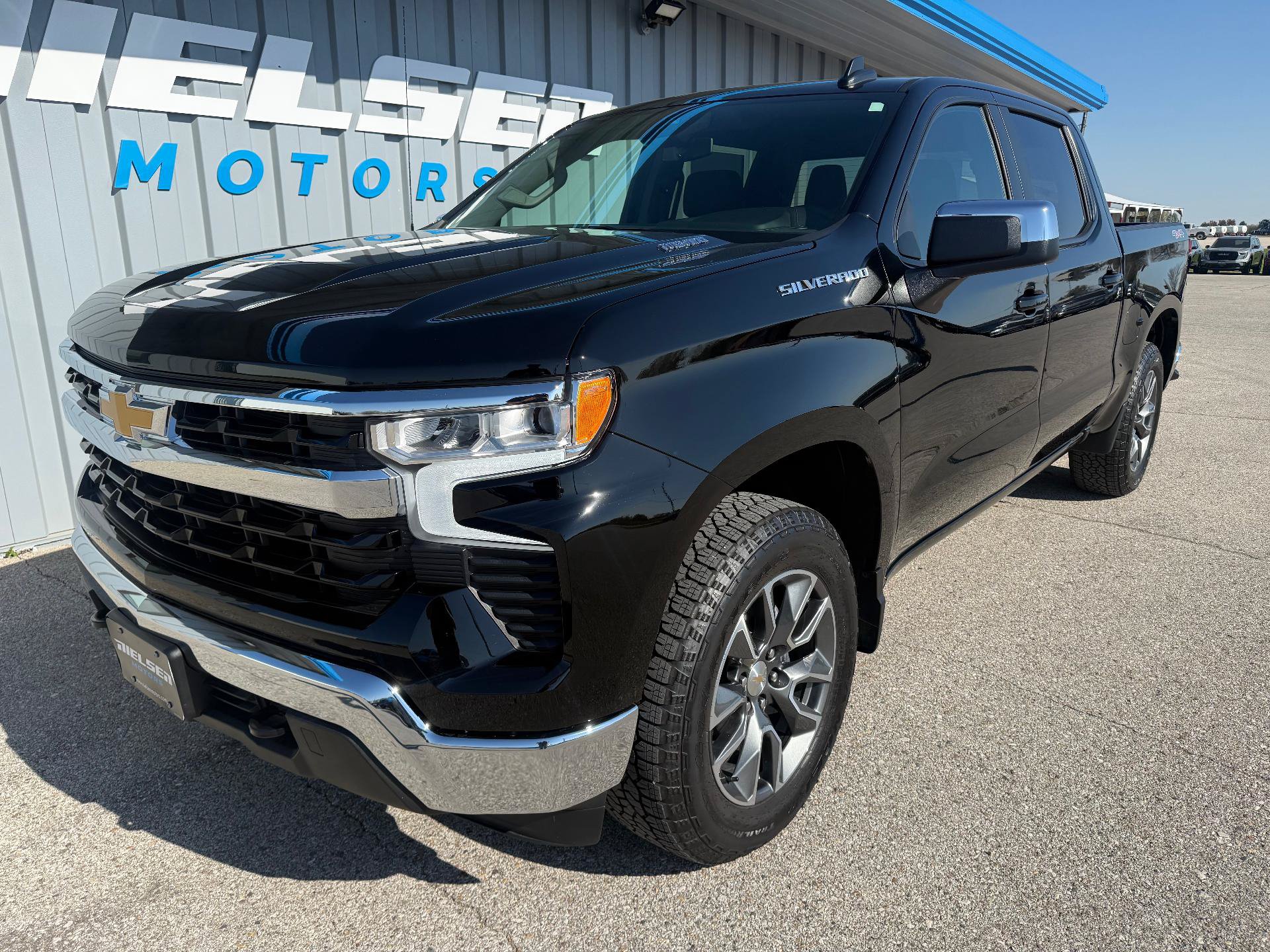 Used 2024 Chevrolet Silverado 1500 LT AWD/4WD image 2