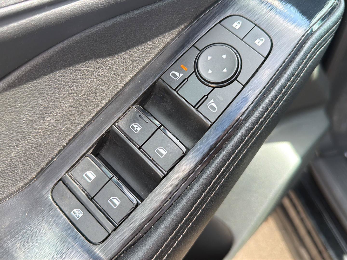 Used 2024 Nissan Rogue SV AWD/4WD image 16