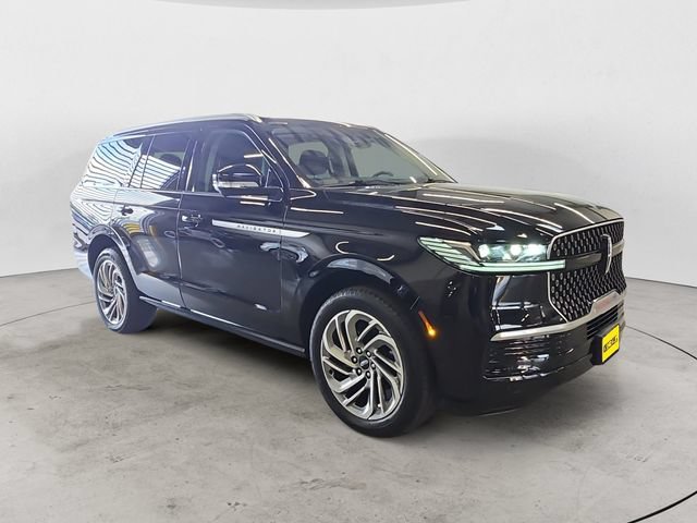 Used 2025 Lincoln Navigator Reserve AWD/4WD image 3