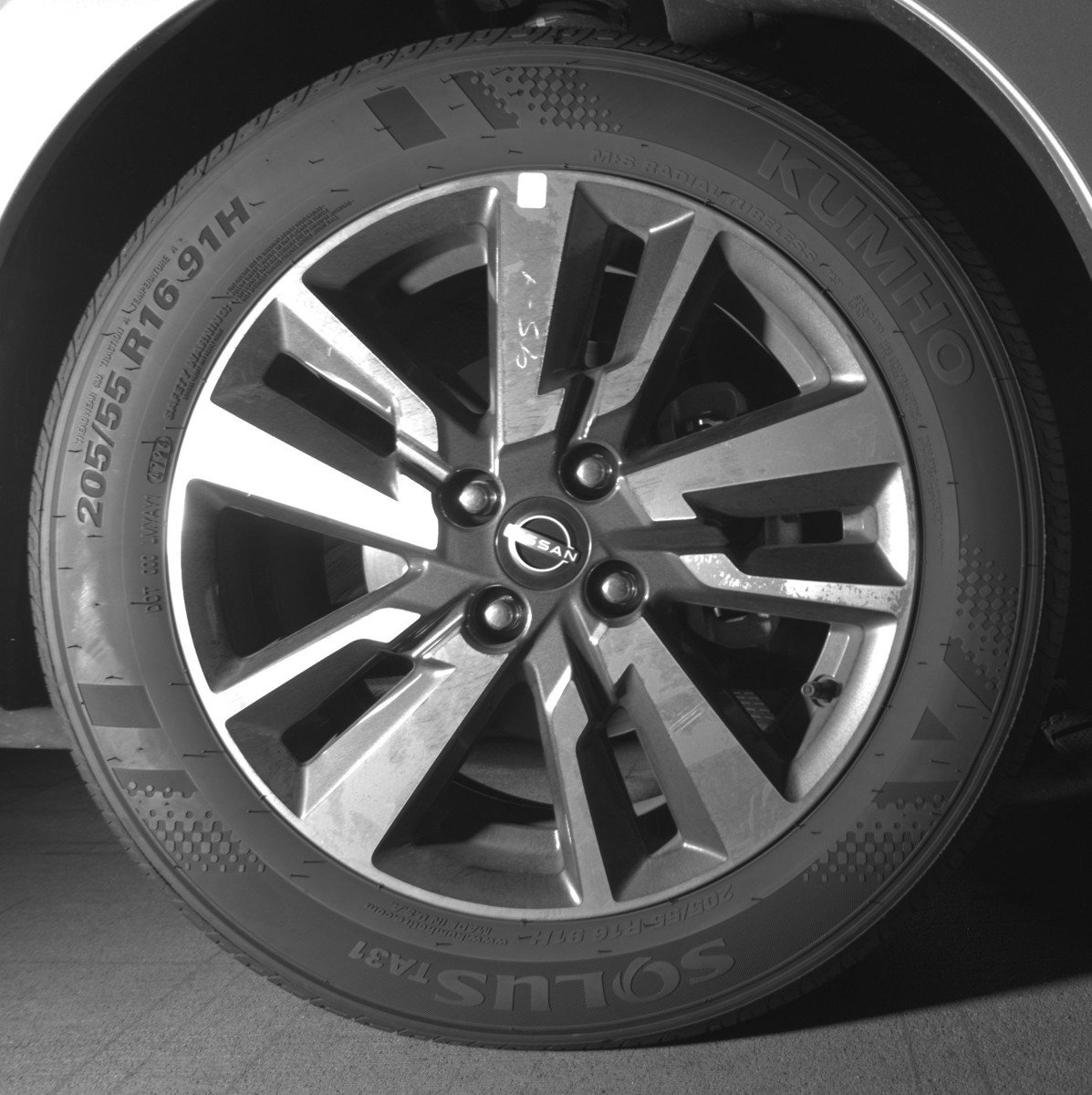 Used 2025 Nissan Versa SV image 12