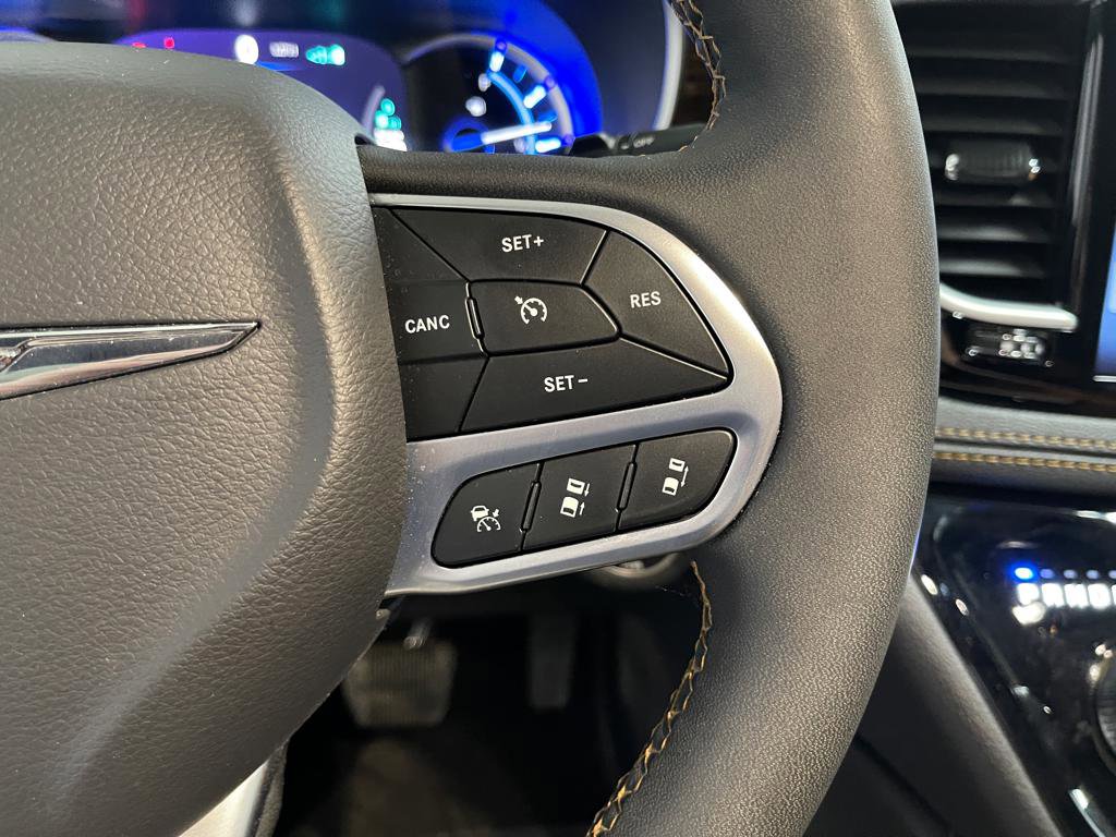 Used 2023 Chrysler Pacifica Pinnacle image 30