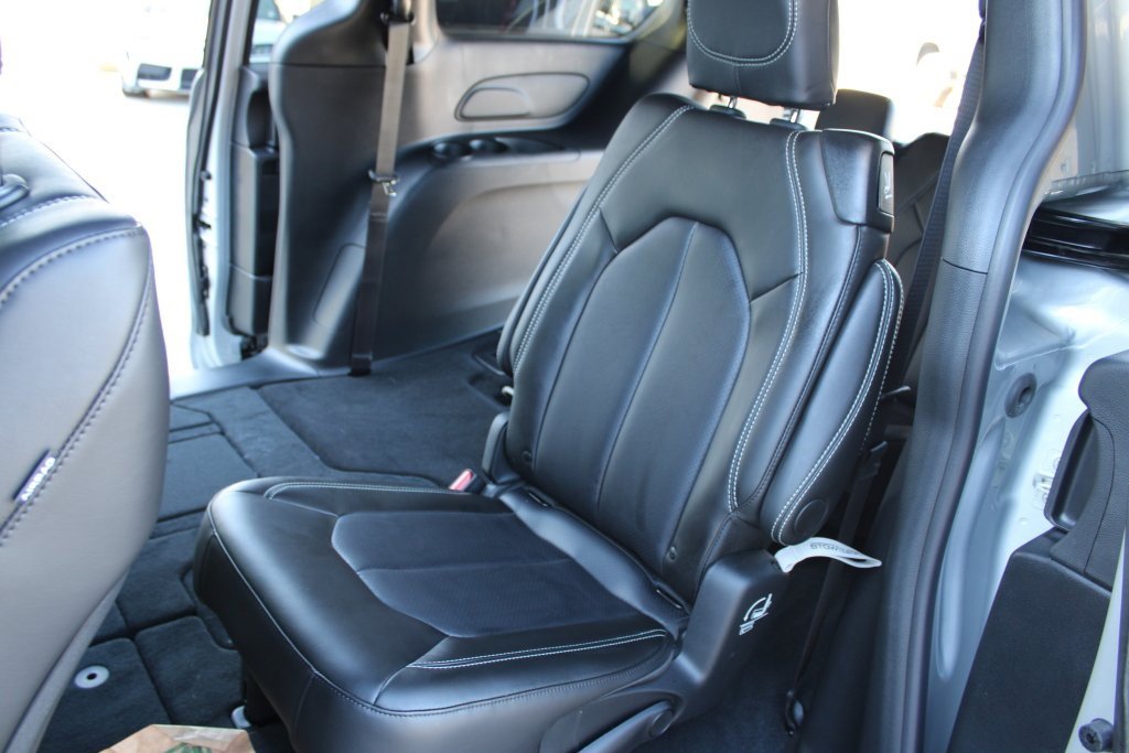 New 2026 Chrysler Pacifica Select w/ S Appearance Package image 25