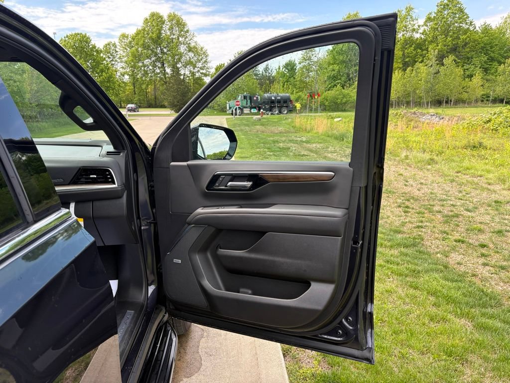 New 2026 Chevrolet Suburban High Country w/ Sun And Tow Package AWD/4WD image 38
