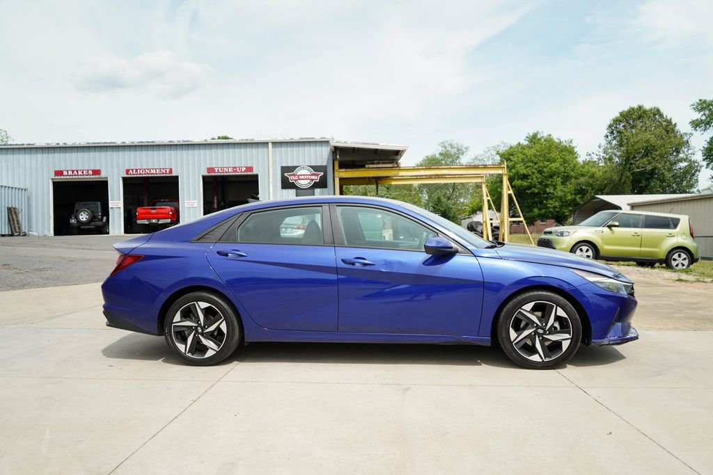 Used 2023 Hyundai Elantra SEL w/ Convenience Package image 3