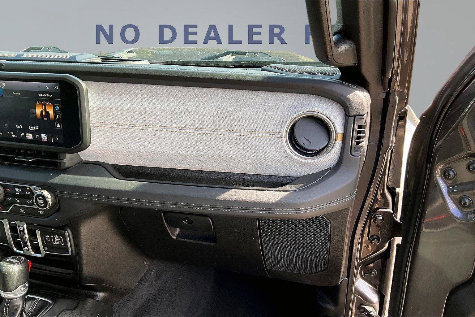 Used 2025 Jeep Wrangler Sahara AWD/4WD image 25