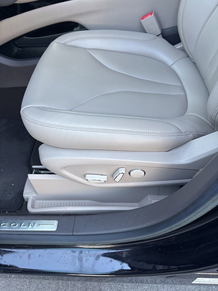 Used 2023 Lincoln Nautilus Standard w/ Premium Package image 2