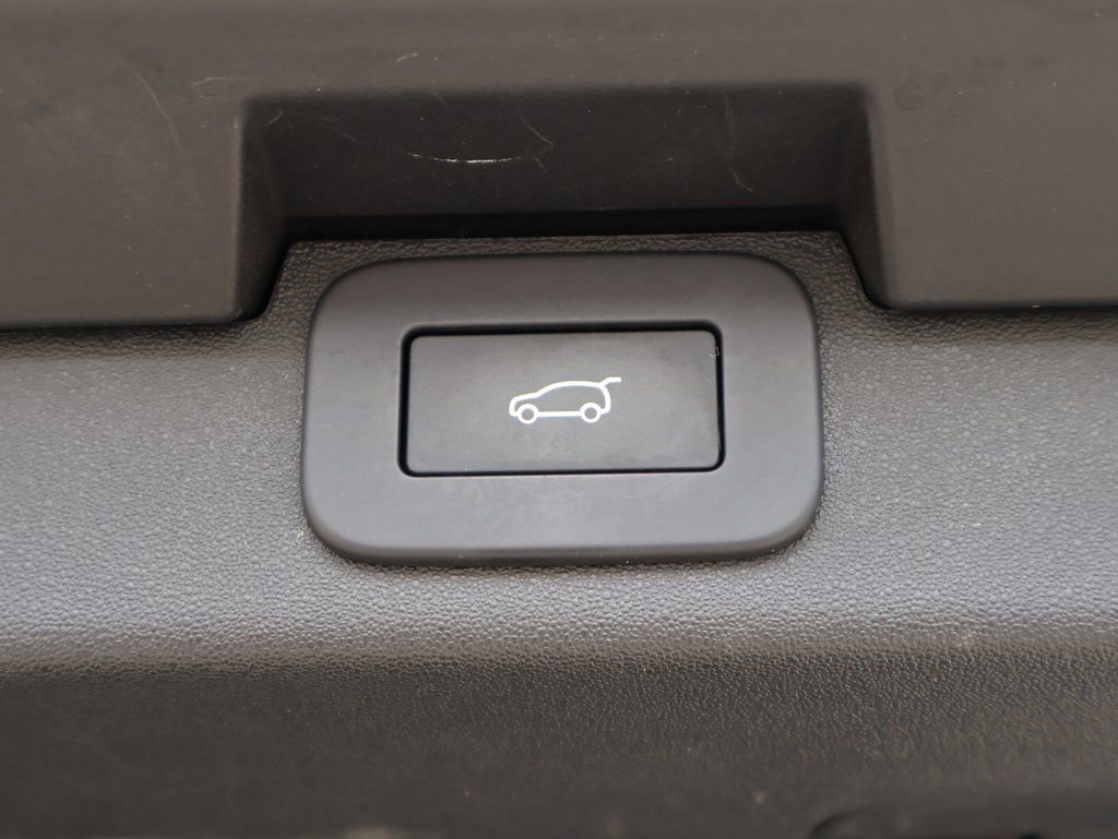 Used 2025 Land Rover Discovery S image 17