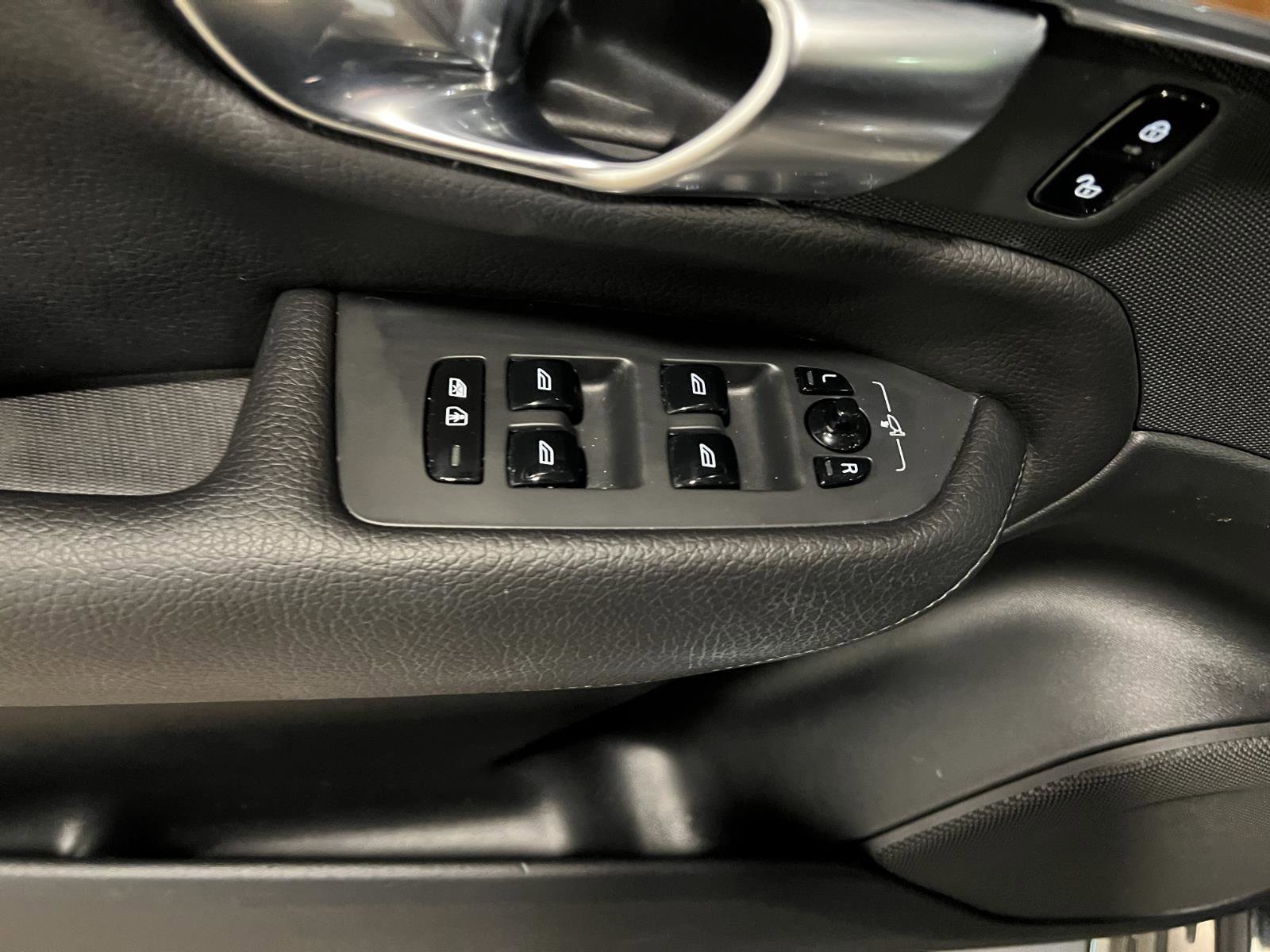 Used 2021 Volvo XC90 T6 Momentum image 26