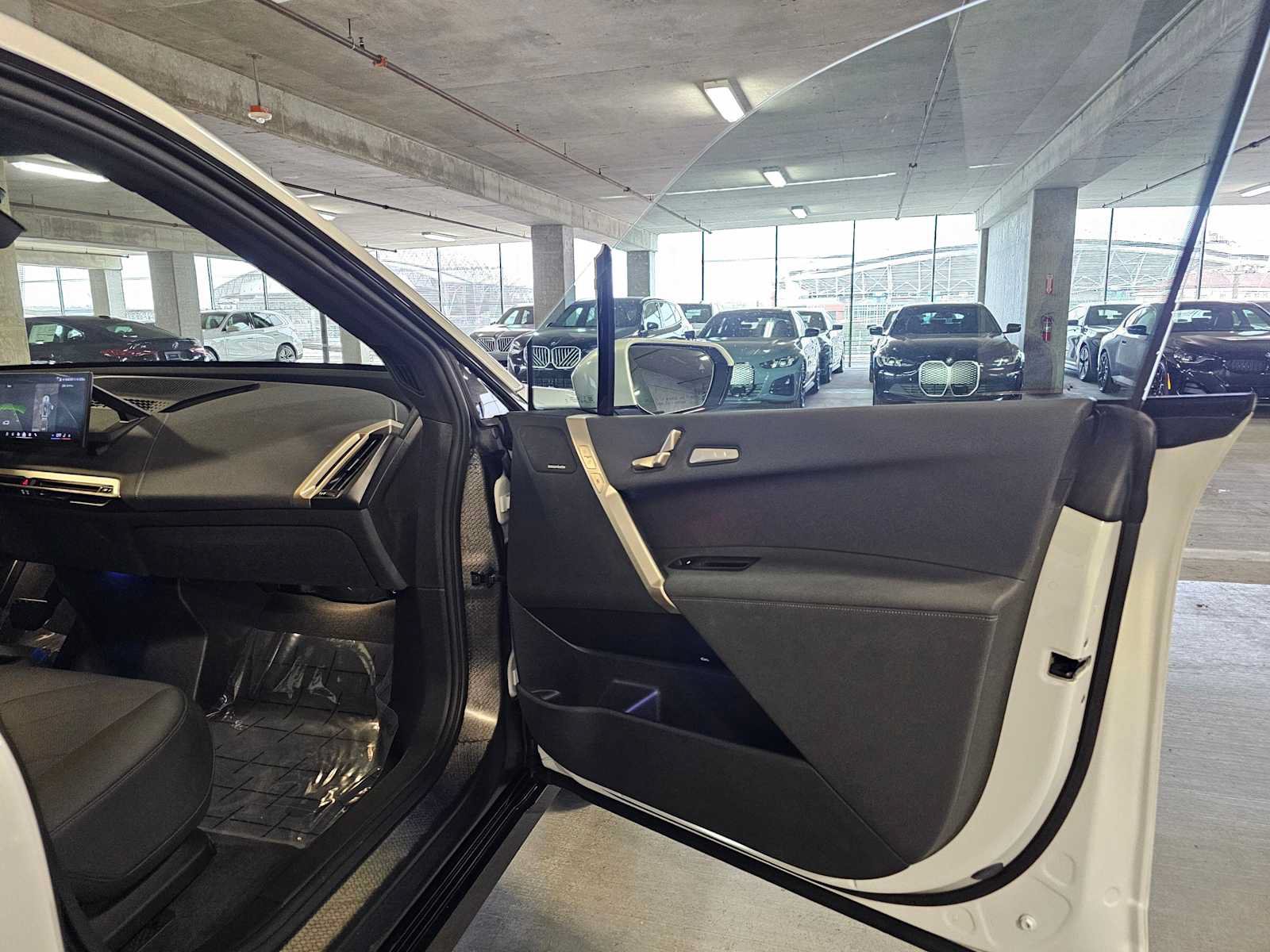 Used 2024 BMW iX xDrive50 w/ Premium Package AWD/4WD image 30