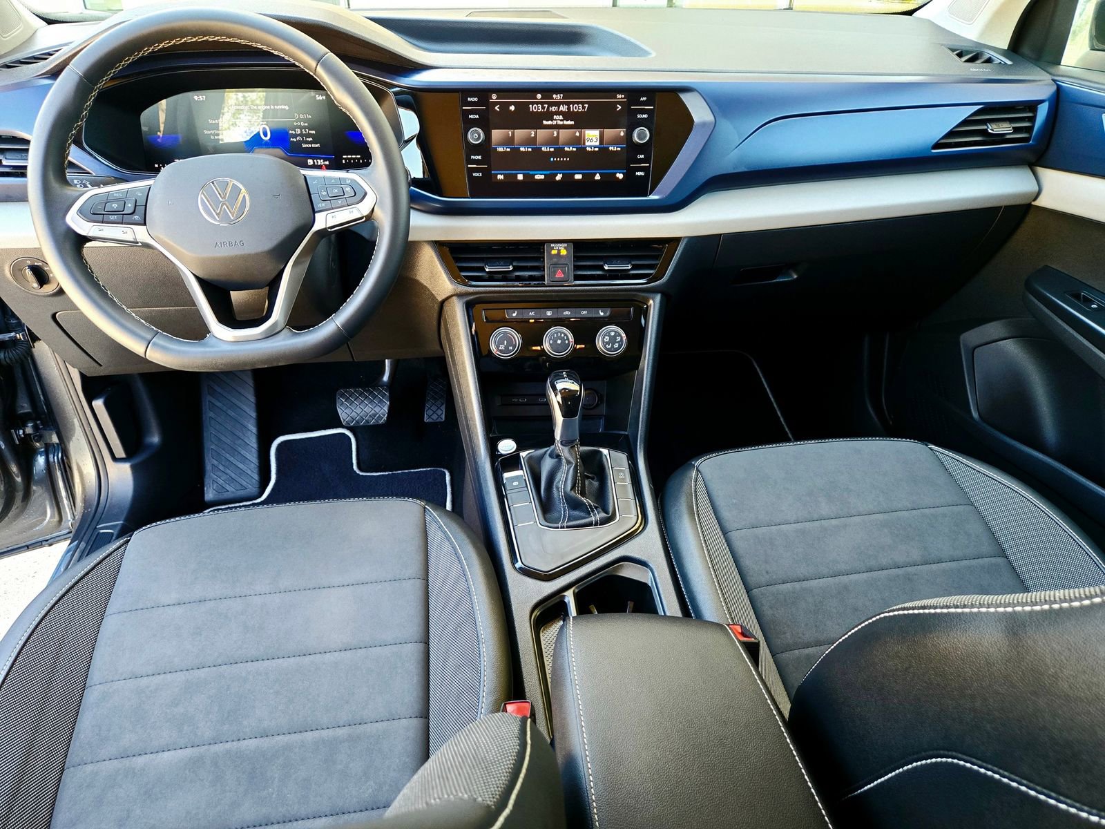 Used 2023 Volkswagen Taos SE w/ Black Wheel Package image 7