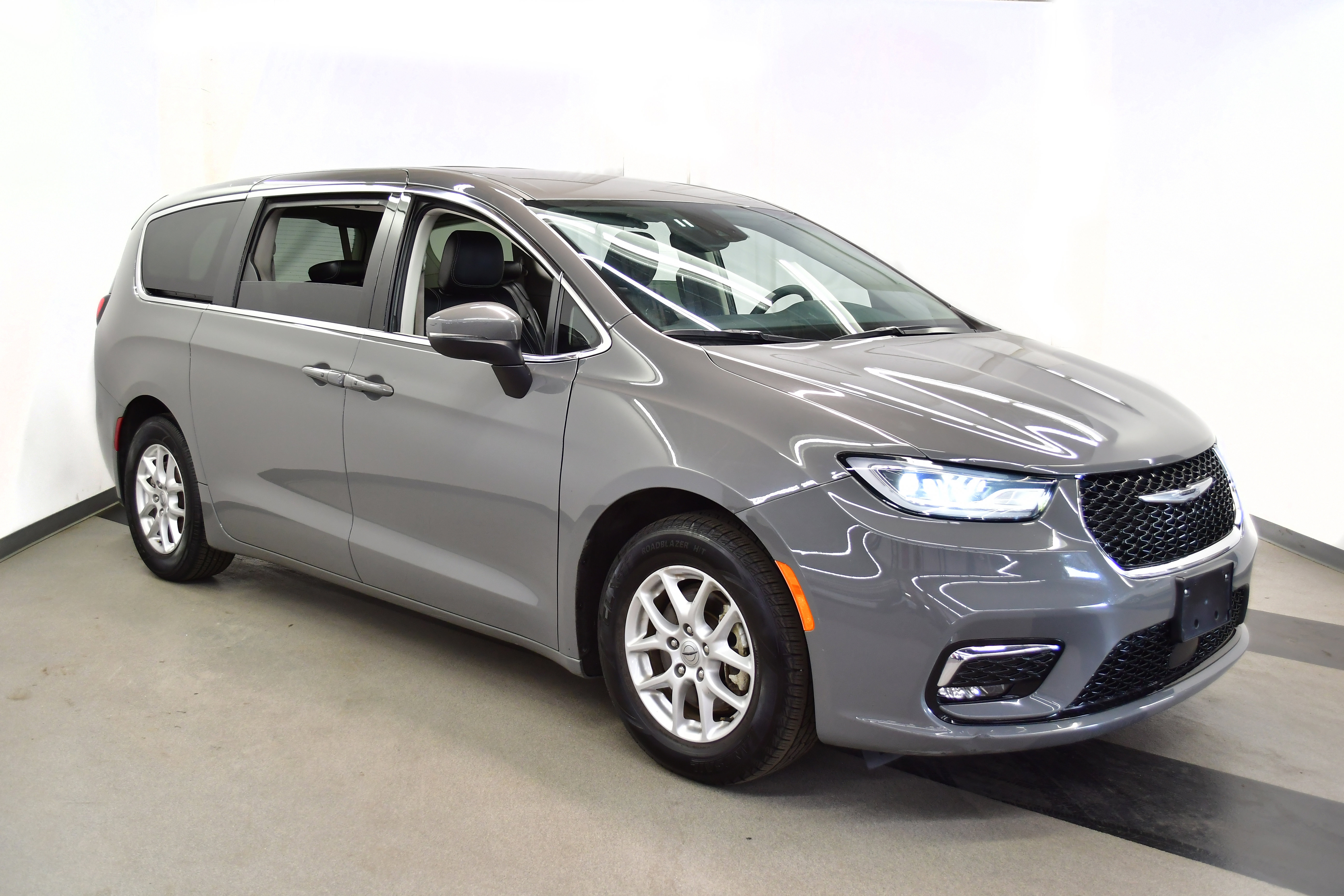 Used 2023 Chrysler Pacifica Touring-L FWD image 2