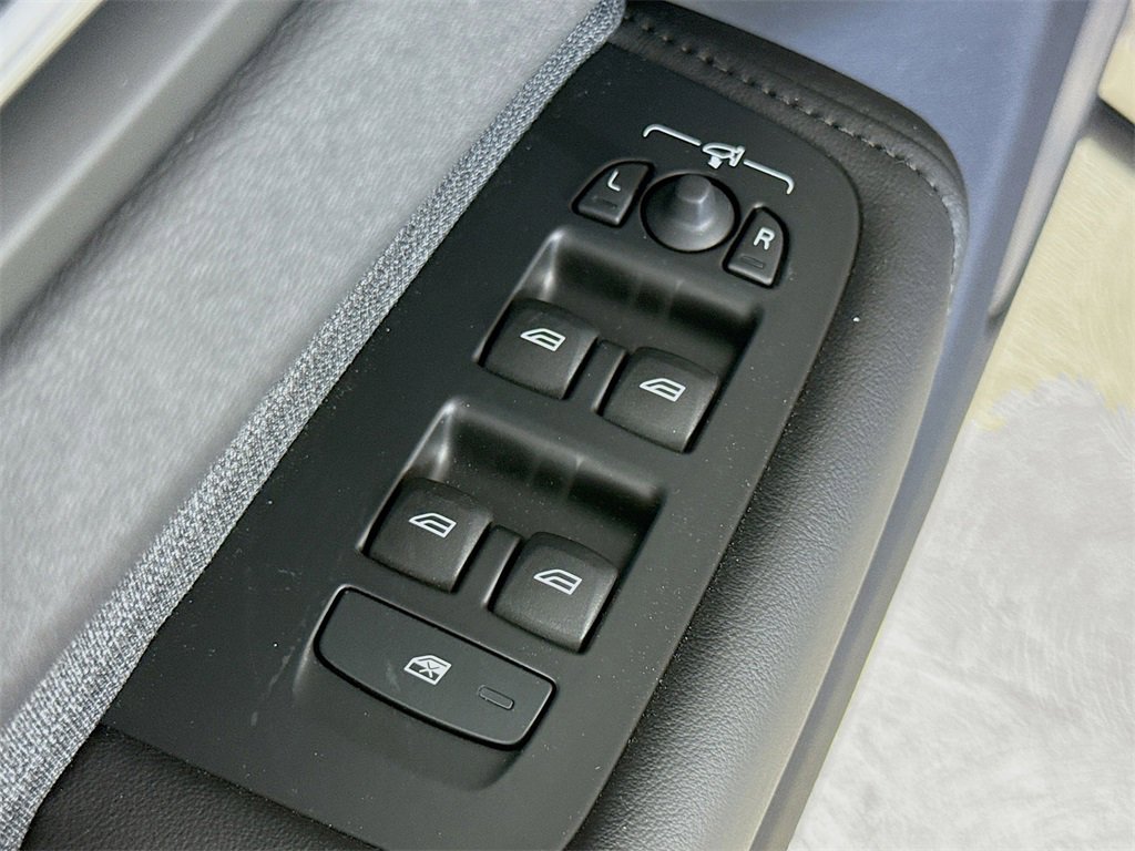 Used 2025 Volvo XC60 B5 Core w/ Protection Package Premier image 18
