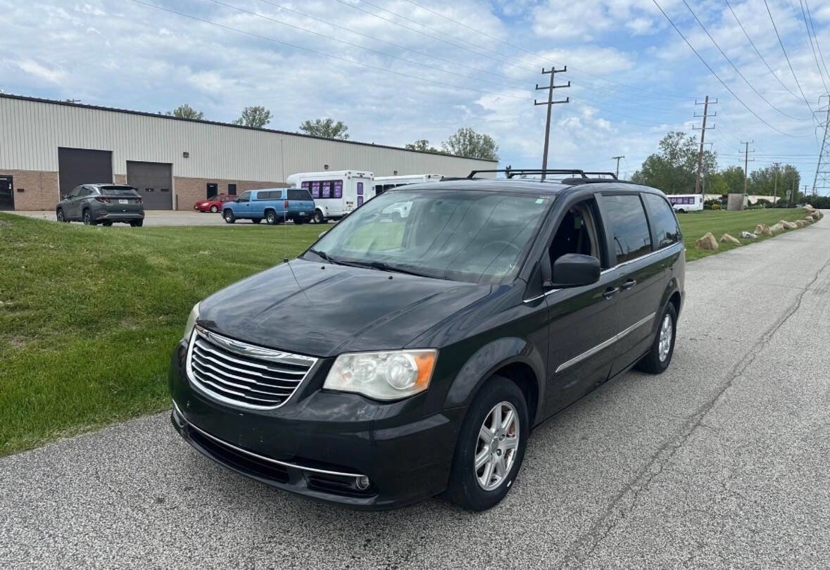 Used 2012 Chrysler Town & Country Touring FWD image 4