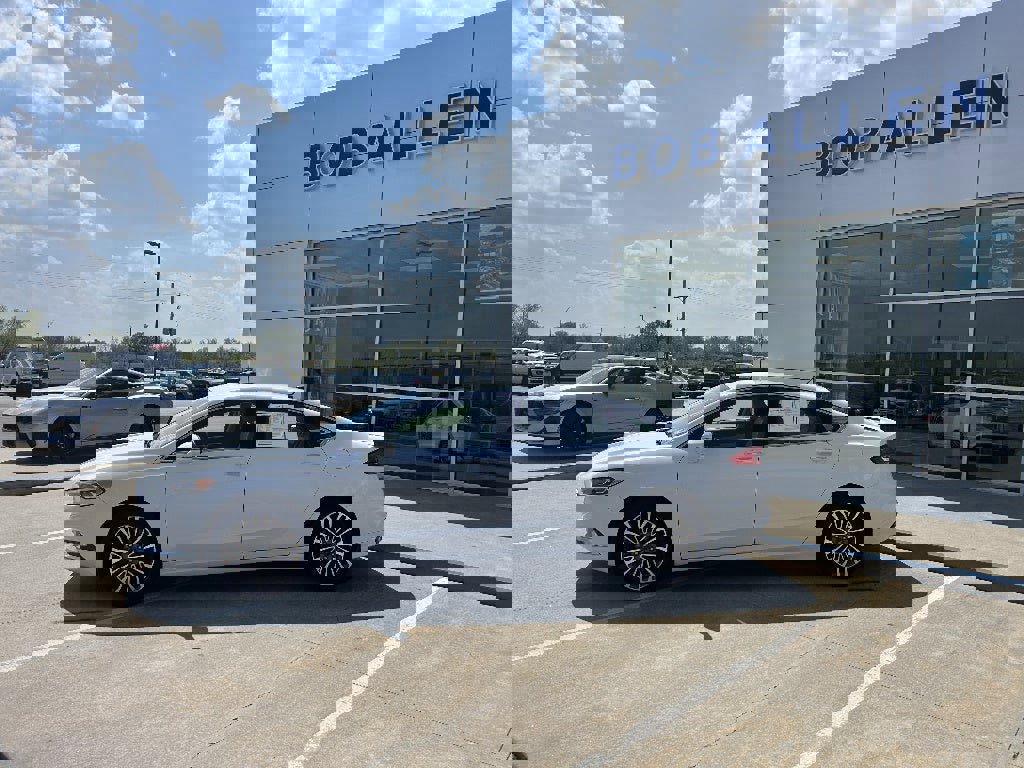 Used 2018 Ford Fusion Titanium image 2