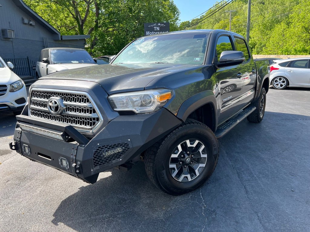 Used 2017 Toyota Tacoma TRD Off-Road image 4