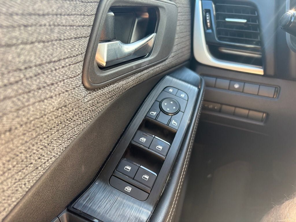 Used 2022 Nissan Rogue SV AWD/4WD image 17