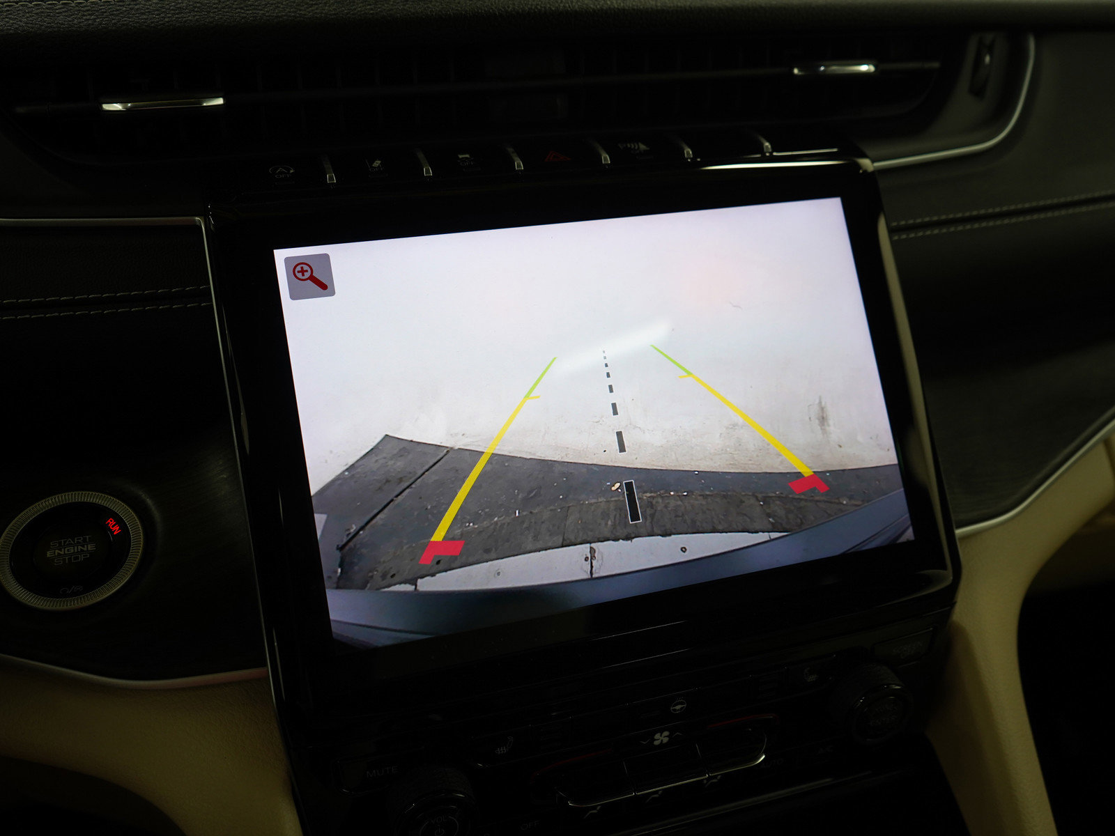 Used 2025 Jeep Grand Cherokee Limited AWD/4WD image 29