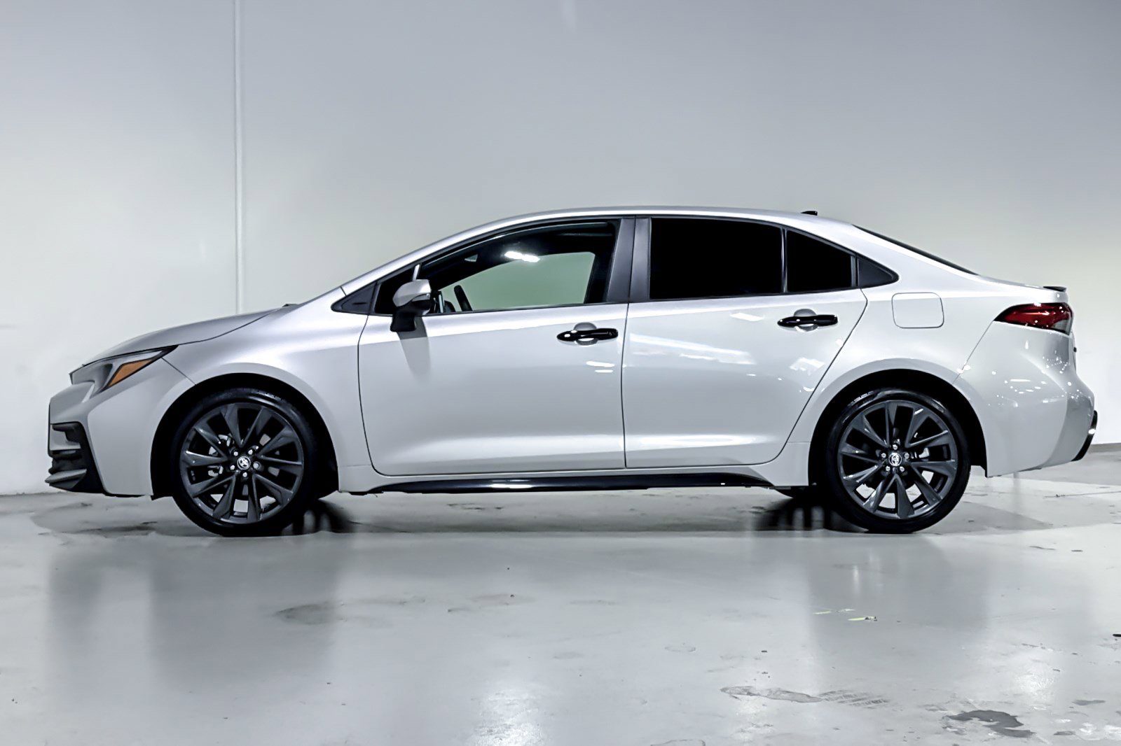 Used 2024 Toyota Corolla XSE FWD image 2