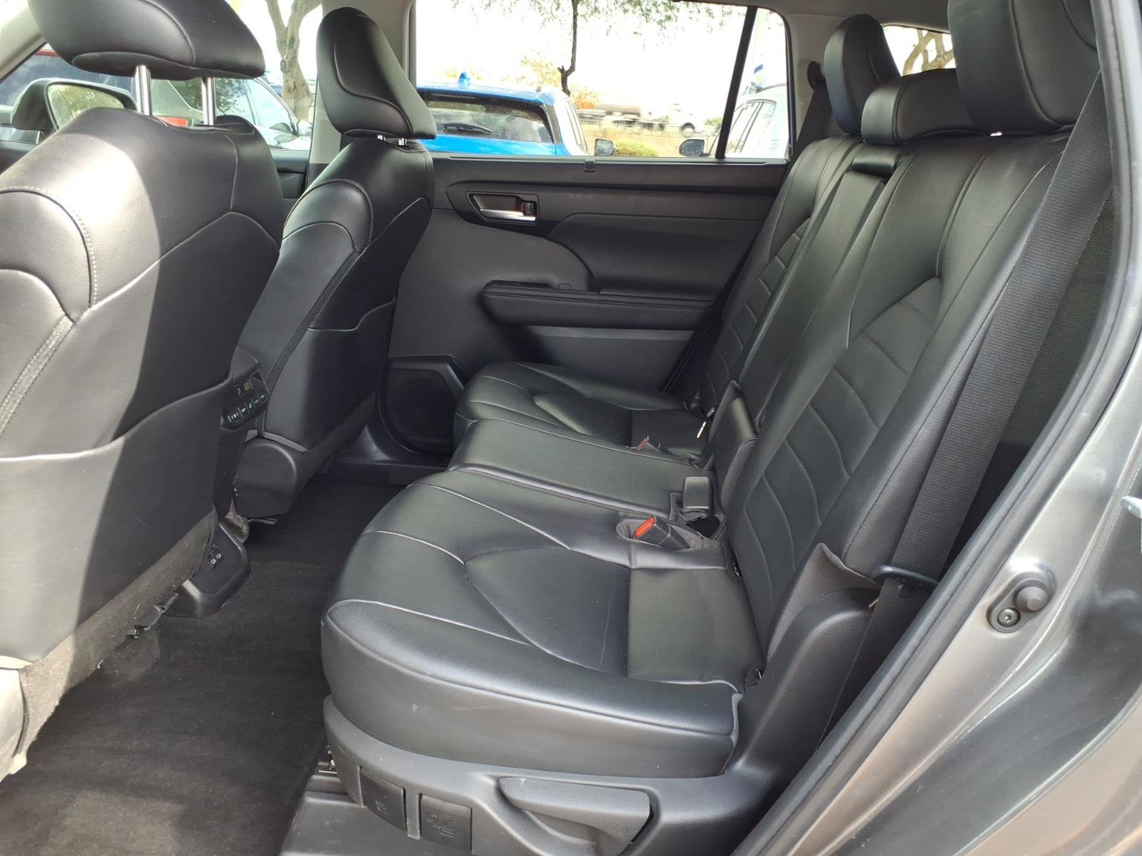Used 2023 Toyota Highlander XLE FWD image 14