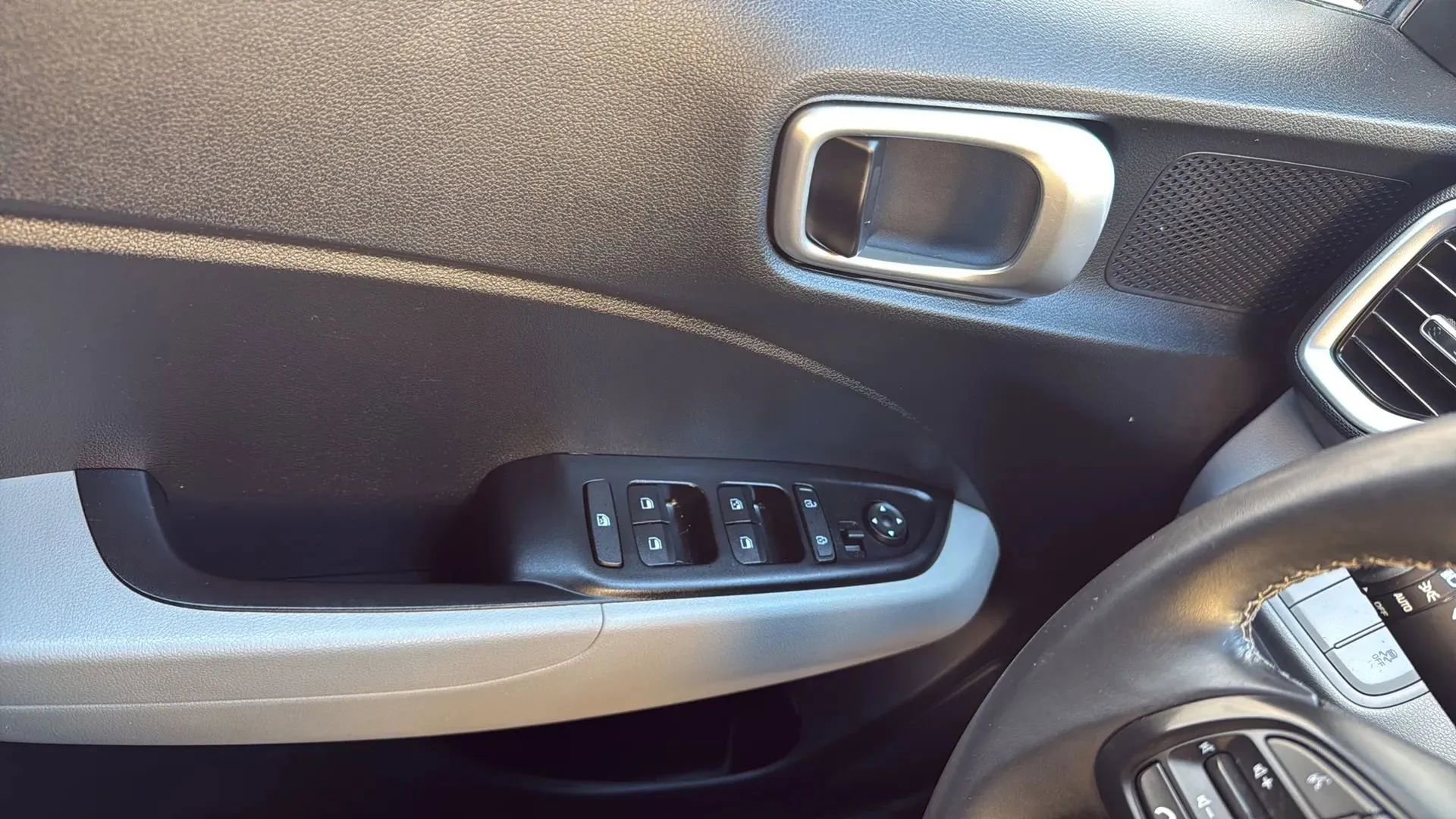 Used 2024 Hyundai Venue SEL image 21