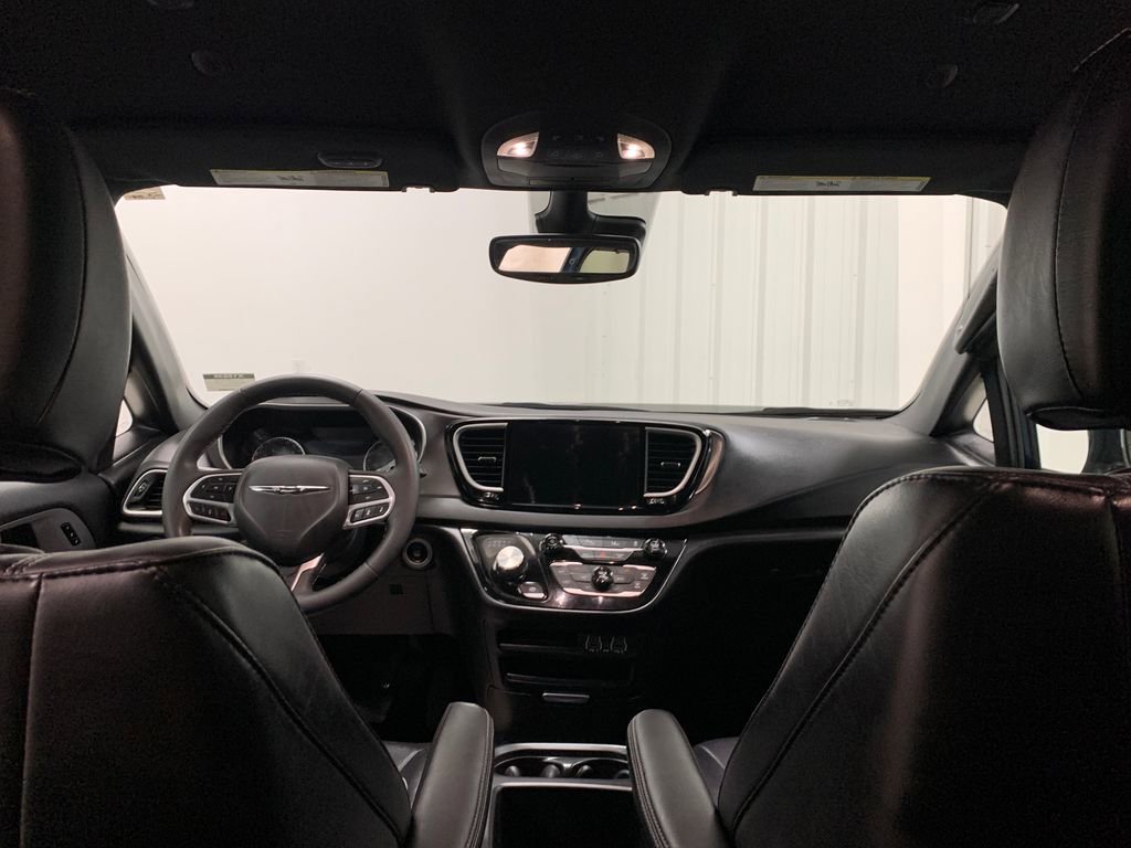 Used 2025 Chrysler Pacifica Select FWD image 21