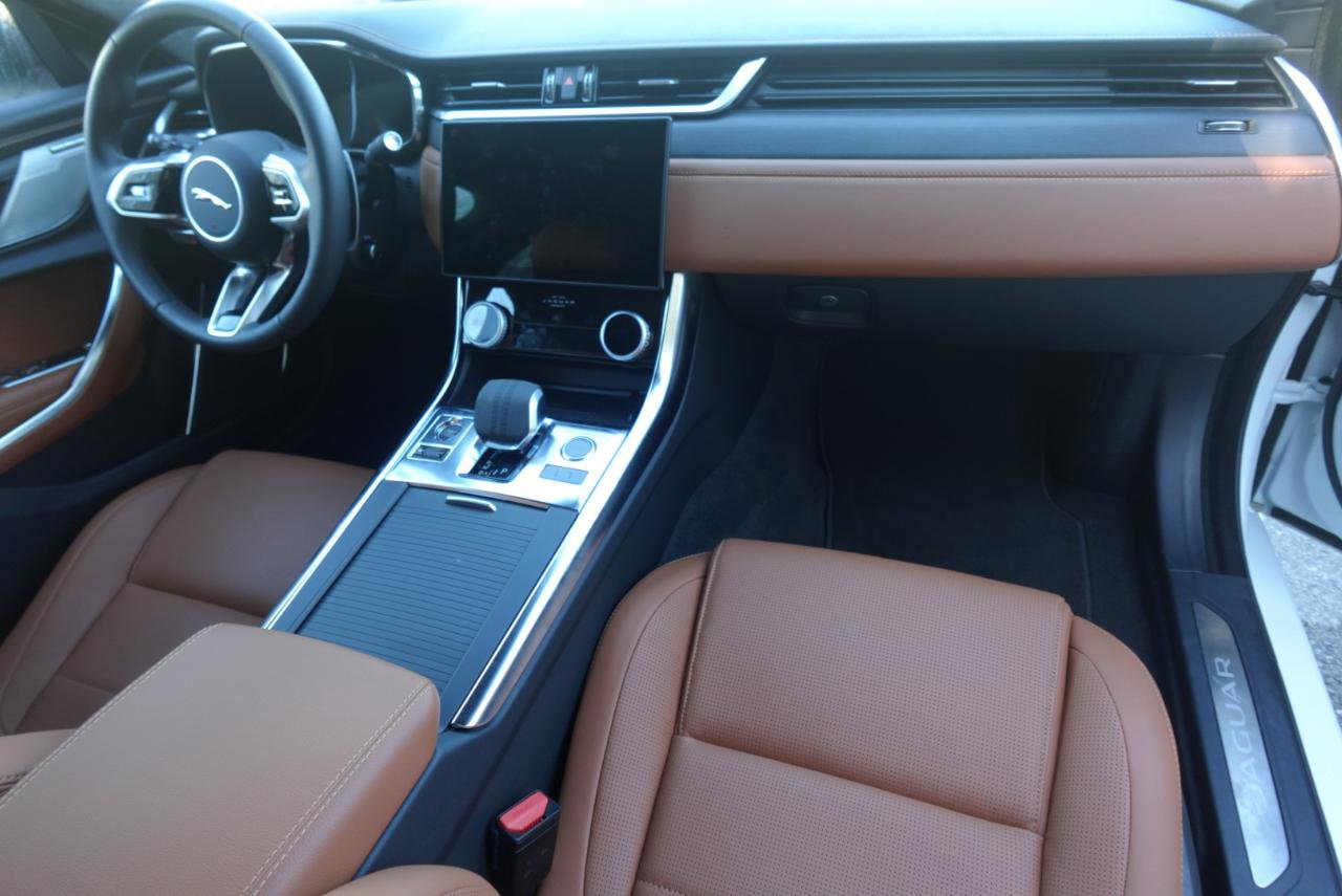 Used 2024 Jaguar XF R-Dynamic SE image 21