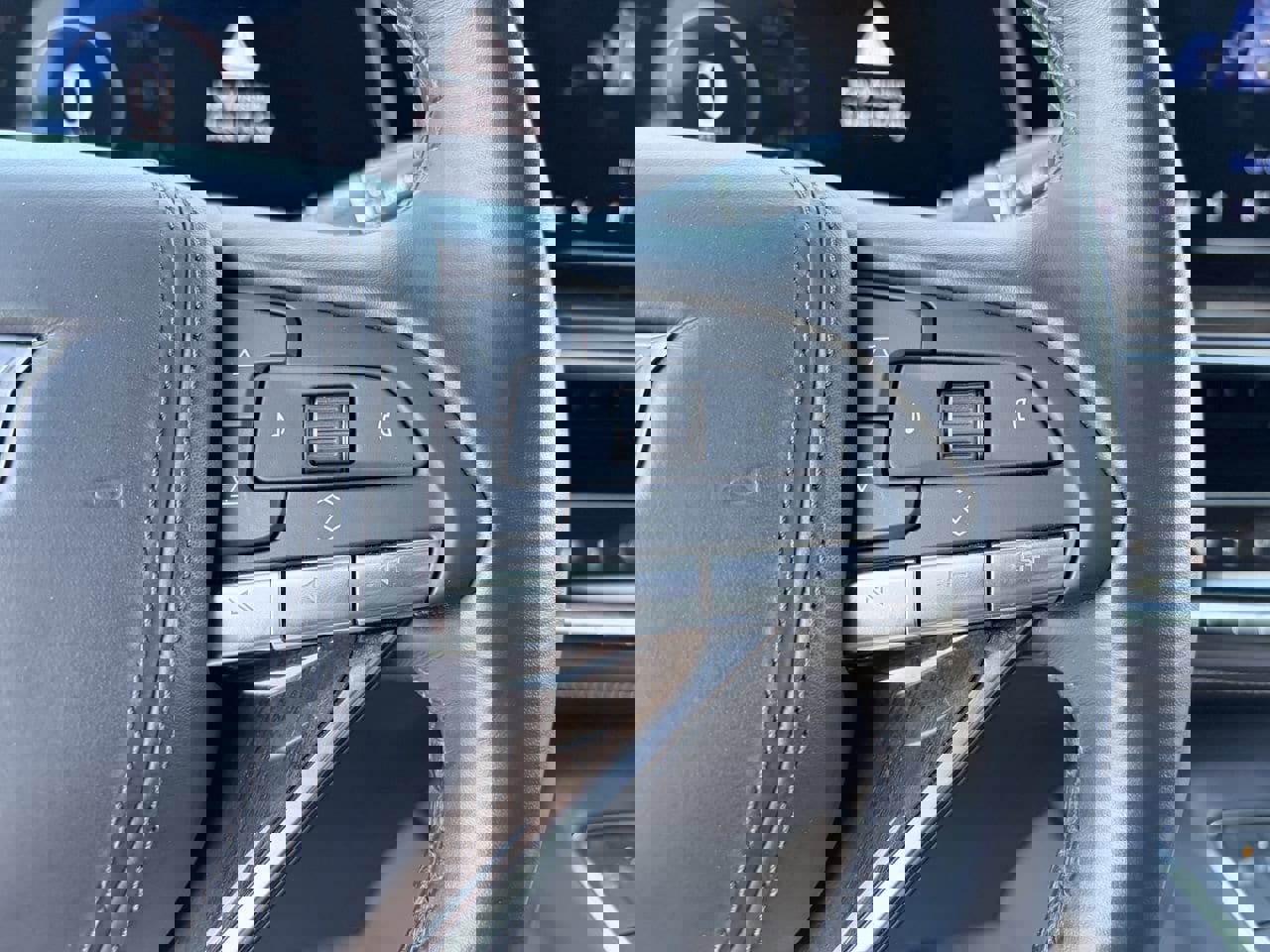 Certified 2024 Cadillac Escalade ESV Premium Luxury Platinum image 23