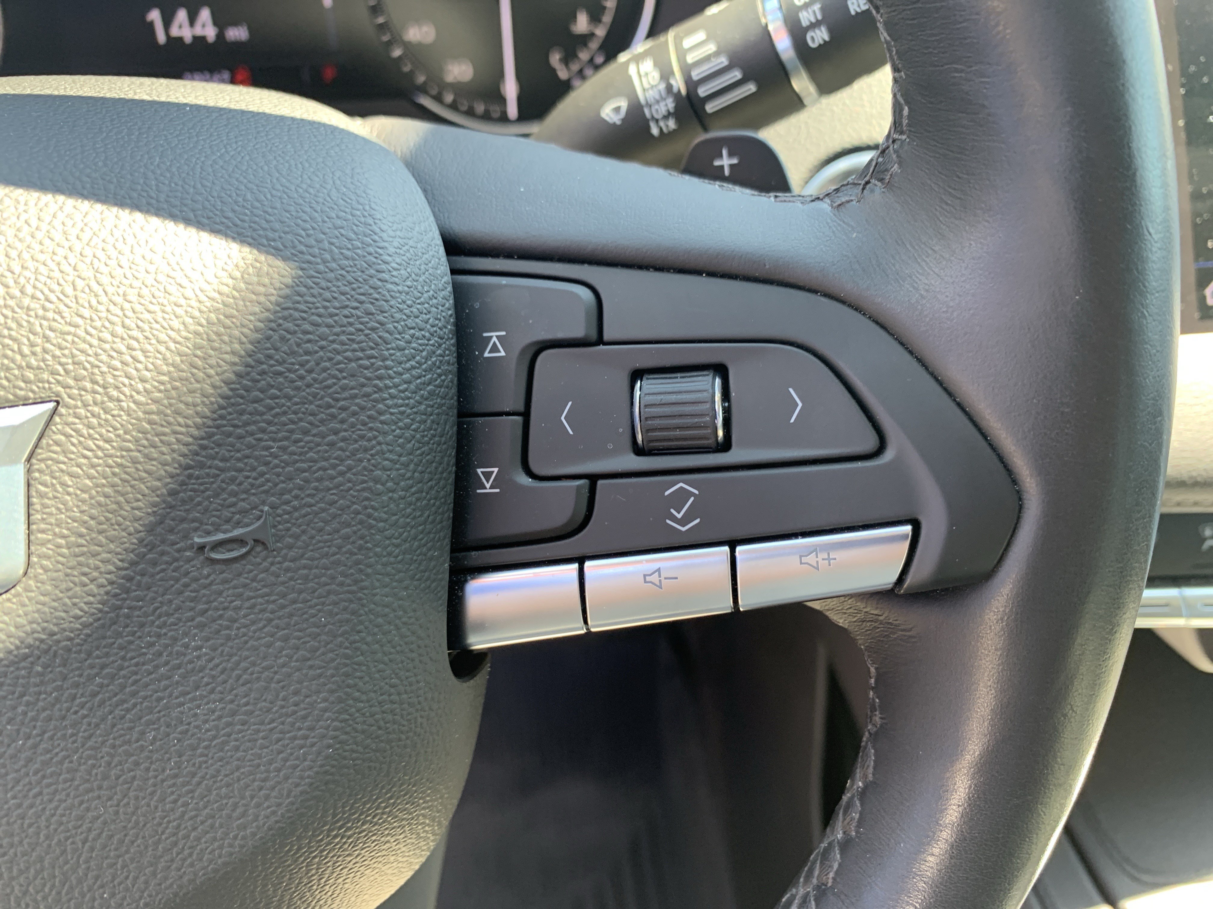 Used 2023 Cadillac XT4 Luxury w/ Cold Weather Package FWD image 20