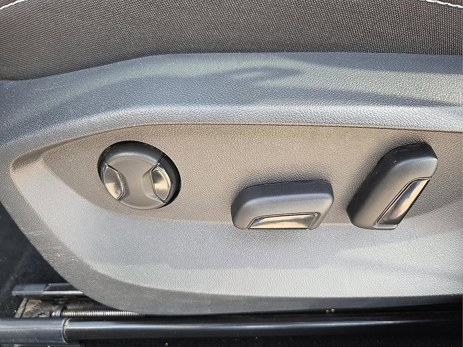 Used 2025 Volkswagen Taos SE image 14