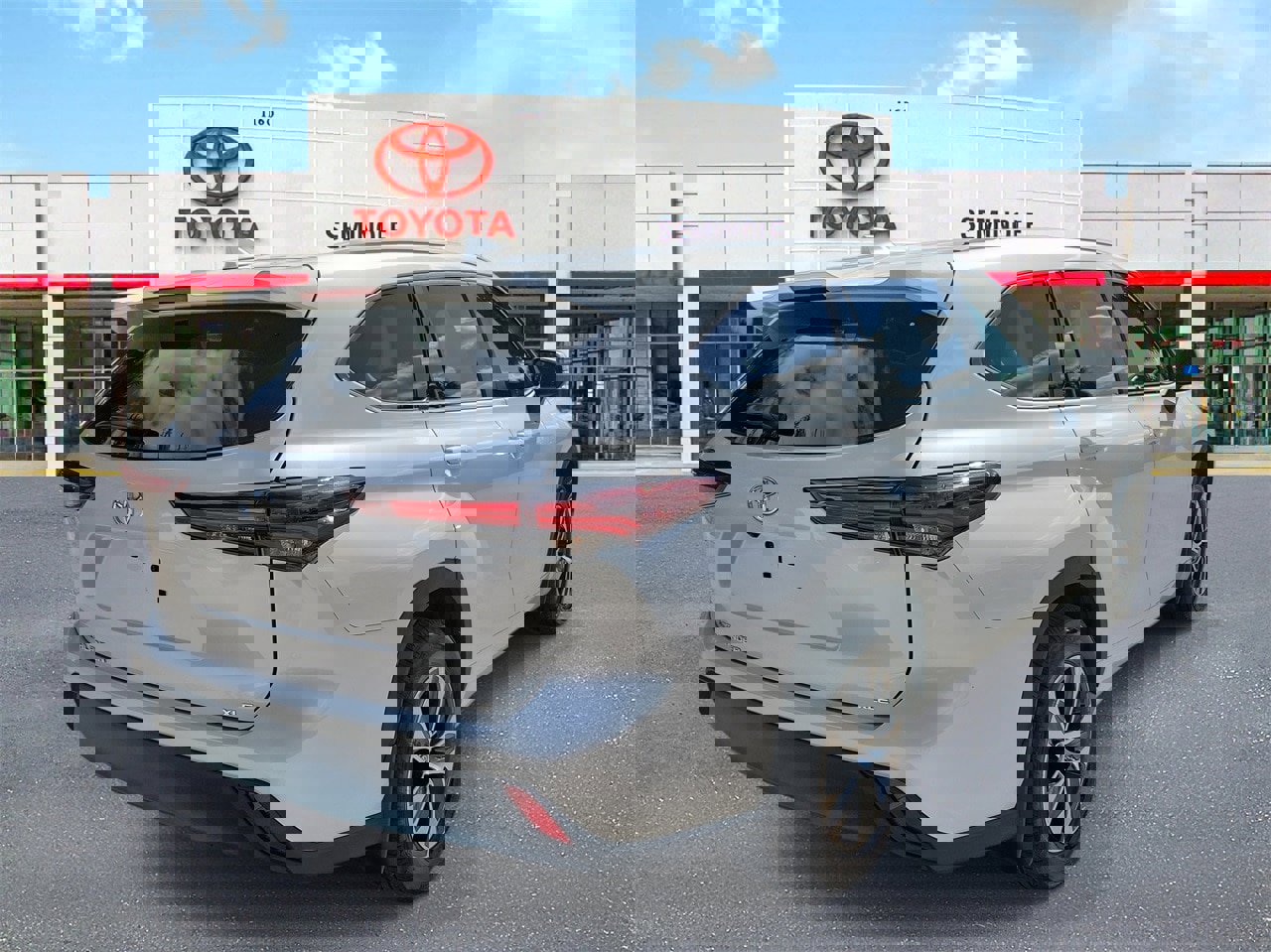 Used 2024 Toyota Highlander LE image 3