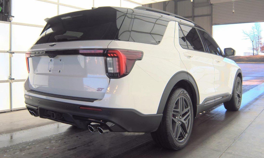 Used 2025 Ford Explorer ST image 7