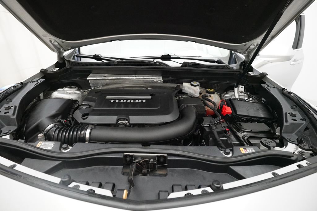 Used 2019 Cadillac XT4 Luxury w/ Cold Weather Package FWD image 3