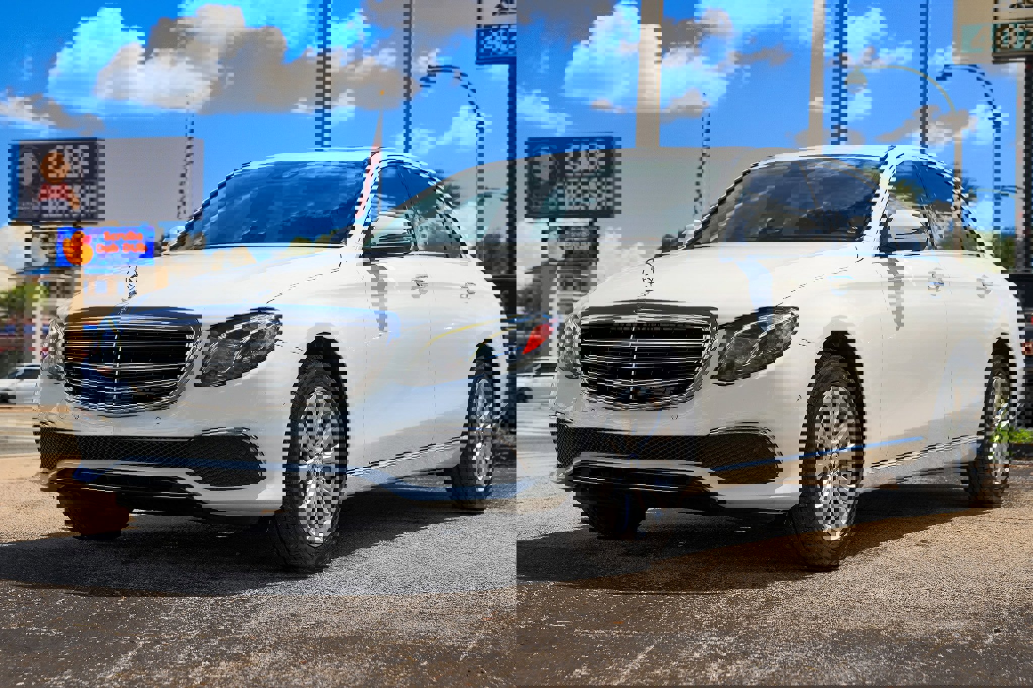 Used 2017 Mercedes-Benz E 300 4MATIC image 4