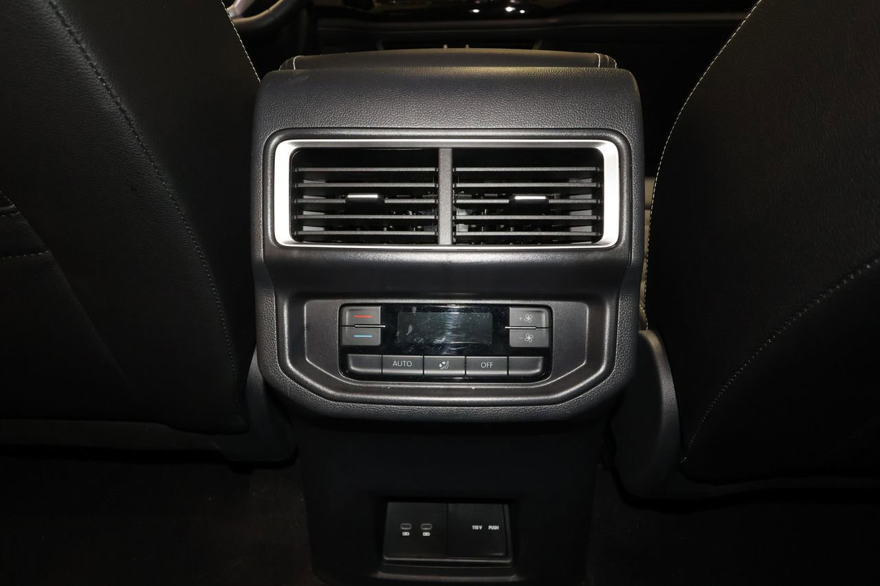 Used 2025 Volkswagen Atlas SE image 29