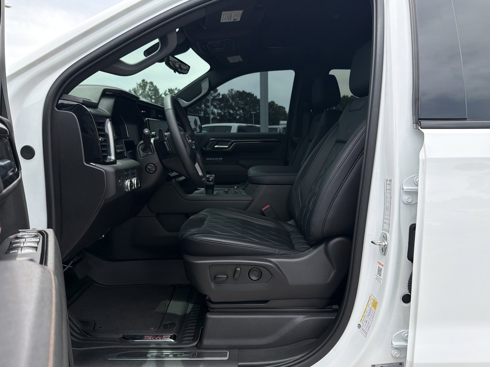 Used 2025 GMC Sierra 1500 AT4 w/ AT4 Premium Package AWD/4WD image 14
