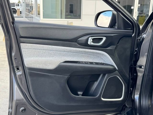 Used 2022 Jeep Compass Latitude image 27