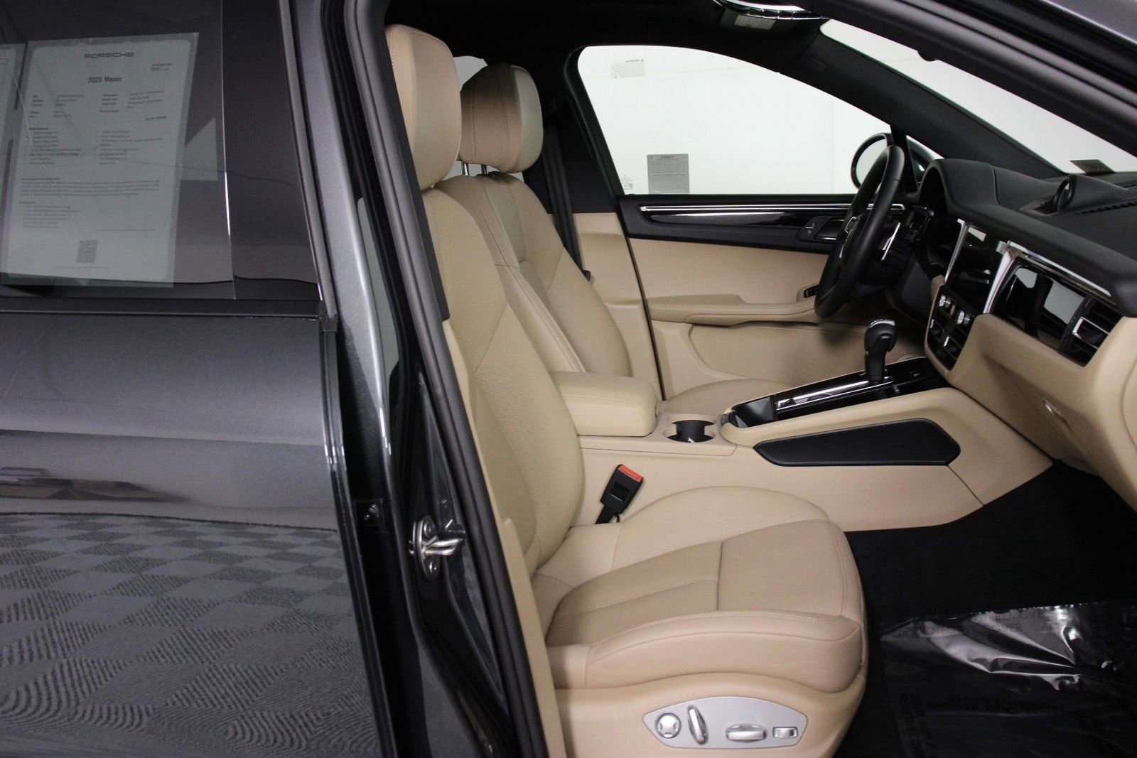 Certified 2025 Porsche Macan image 31