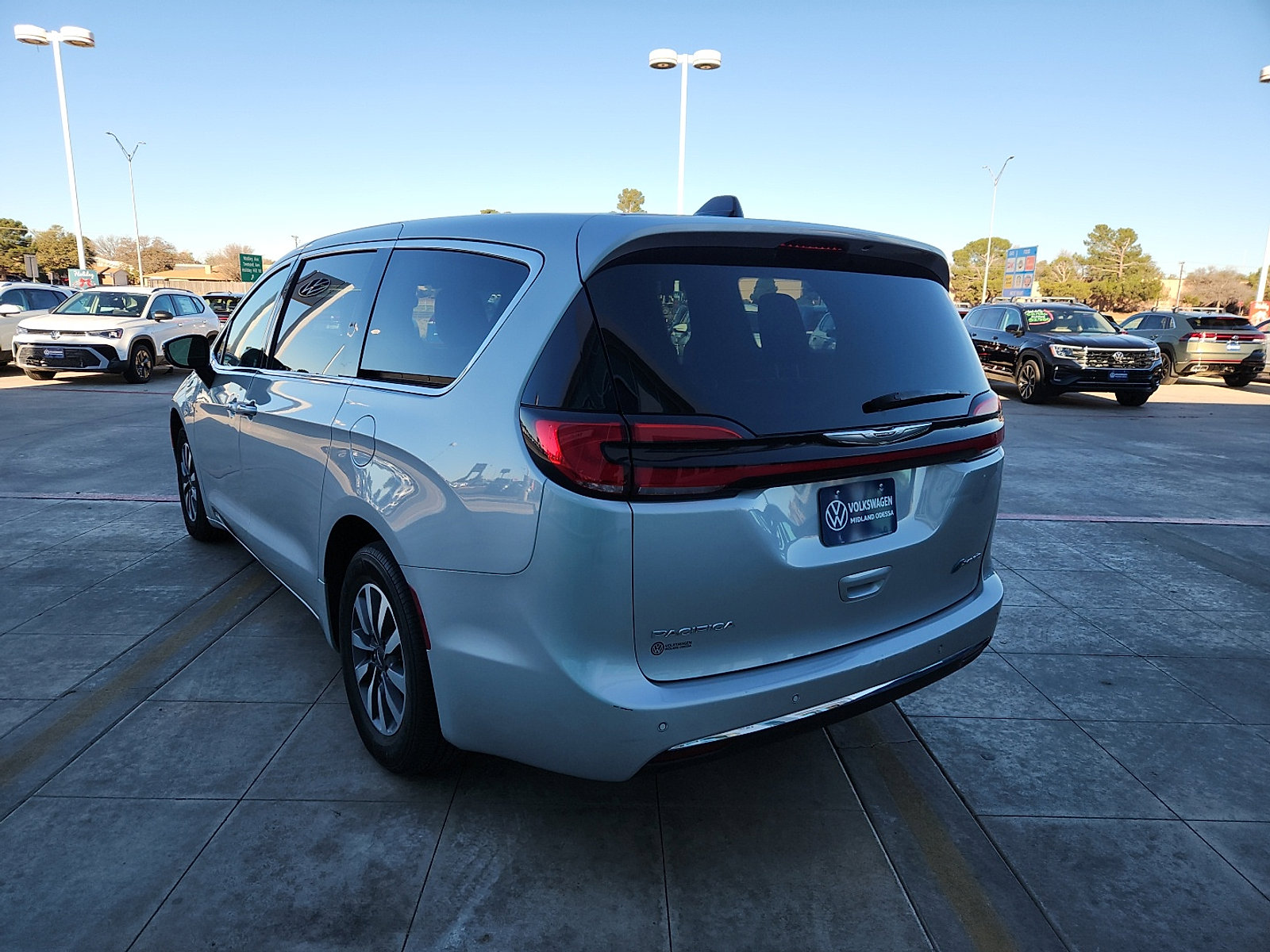 Used 2024 Chrysler Pacifica Limited FWD image 5